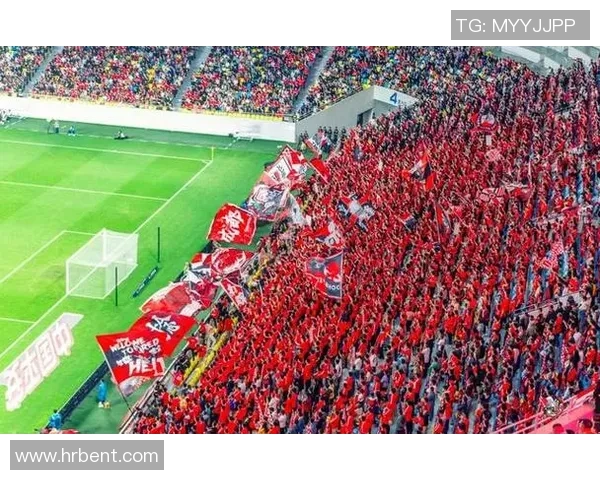 足球明星颠球秀展现技巧与魅力引领球迷热潮与激情的完美结合 足球明星颠球秀展现技巧与魅力引领球迷热潮与激情的完美结合